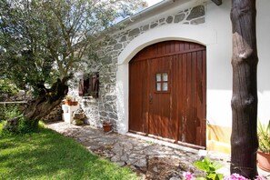 Exterior detail - Null 'Casa Do Largo - Piso 1' with Shared Terrace, Shared Garden and Wi-Fi (Mendiga)