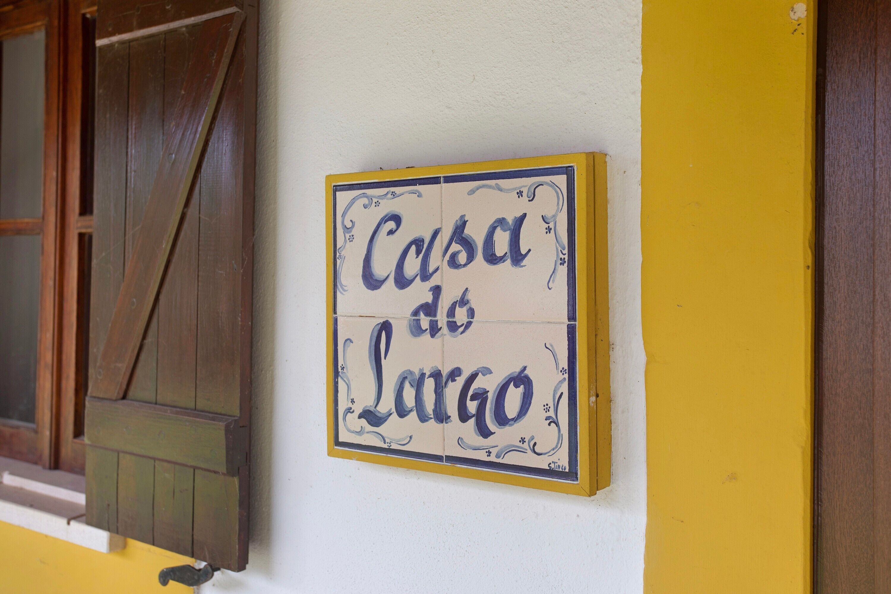 Een bord met de tekst 'Casa do Largo' op een muur.