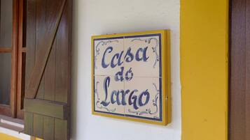 Een bord met de tekst 'Casa do Largo' op een muur.