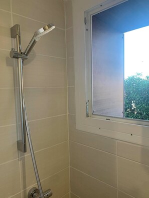Dusche, Haartrockner, Handtücher, Seife