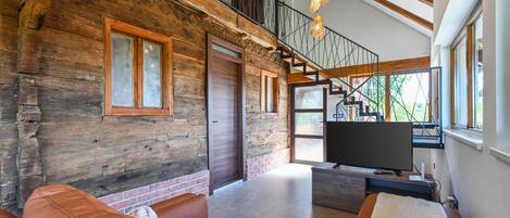 Een smart-tv en een stereo