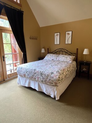 3 bedrooms, desk, iron/ironing board, travel crib