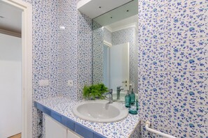 Dusche, Haartrockner, Bidet