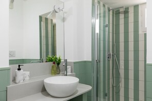 Dusche, Haartrockner, Bidet