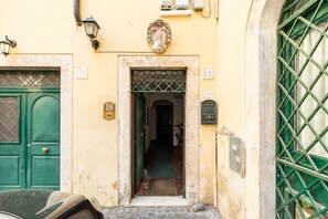 Exterior detail - iFlat | Trastevere Stylish 4 Bedroom Penthouse (Roma)