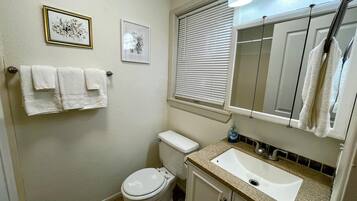 Een douche, handdoeken