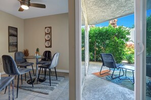 Outdoor dining - Charming pool side condo on the beautiful south side of Palm Springs.
(Palm Springs)