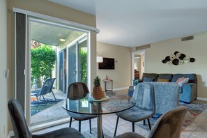 Dining - Charming pool side condo on the beautiful south side of Palm Springs.
(Palm Springs)