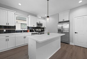 Fridge, microwave, oven, stovetop - 10 min Downtown, Med Center, NRG, Galleria! Sleeps 6! (Houston)