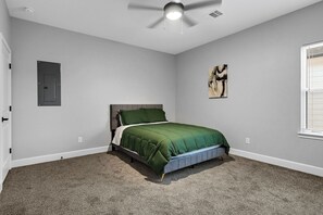 3 bedrooms, desk, iron/ironing board, travel crib - 10 min Downtown, Med Center, NRG, Galleria! Sleeps 6! (Houston)