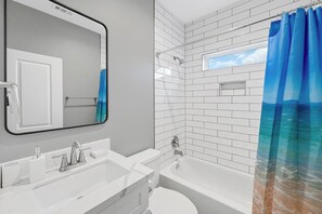 Séchoir à cheveux, serviettes fournies, savon, shampooing