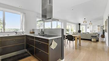 Jääkaappi, astianpesukone, kahvin-/teenkeitin