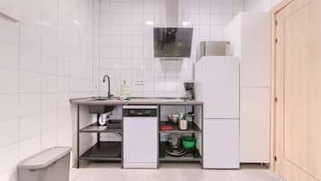 Microwave, dishwasher, cookware/dishes/utensils