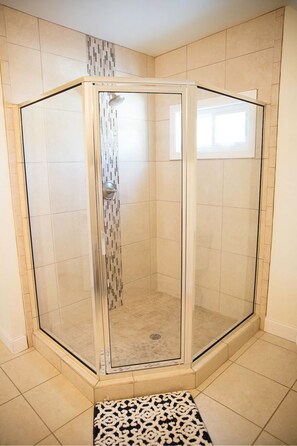 Douche, sèche-cheveux, serviettes fournies, savon