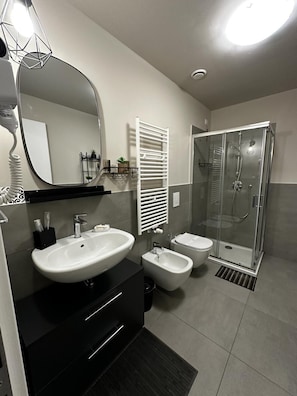 Dusche, Haartrockner, Bidet, Handtücher