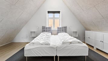 4 bedrooms, iron/ironing board, travel cot, free WiFi