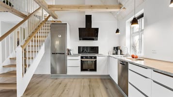 Fridge, dishwasher, coffee/tea maker