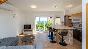 A modern apartment with a kitchen, dining area, and living room. - Stunning apartment in Rtina with WiFi (Rtina)