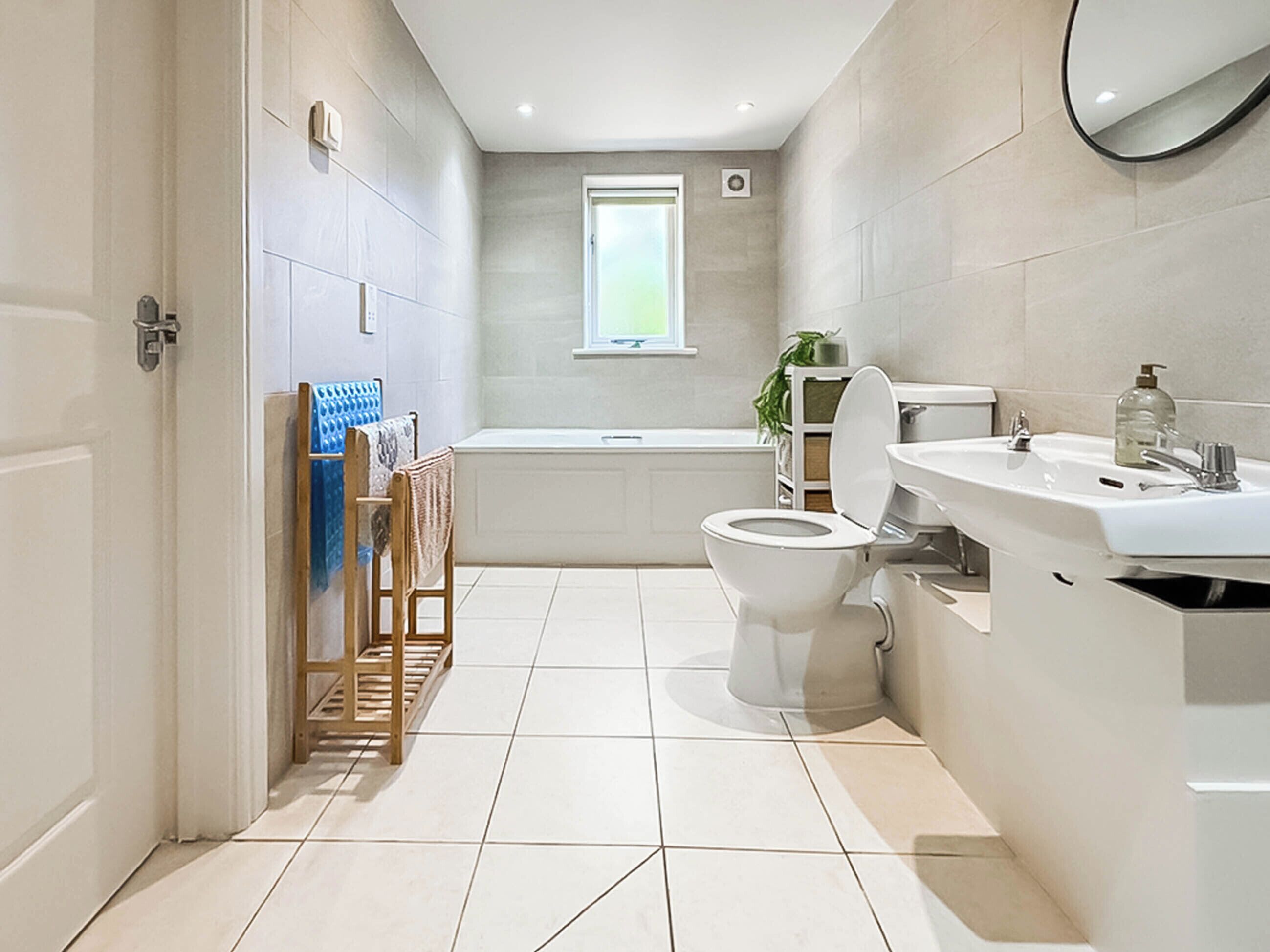 Un baño moderno con inodoro, lavamanos y bañera.