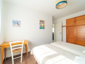 4 bedrooms, iron/ironing board, WiFi