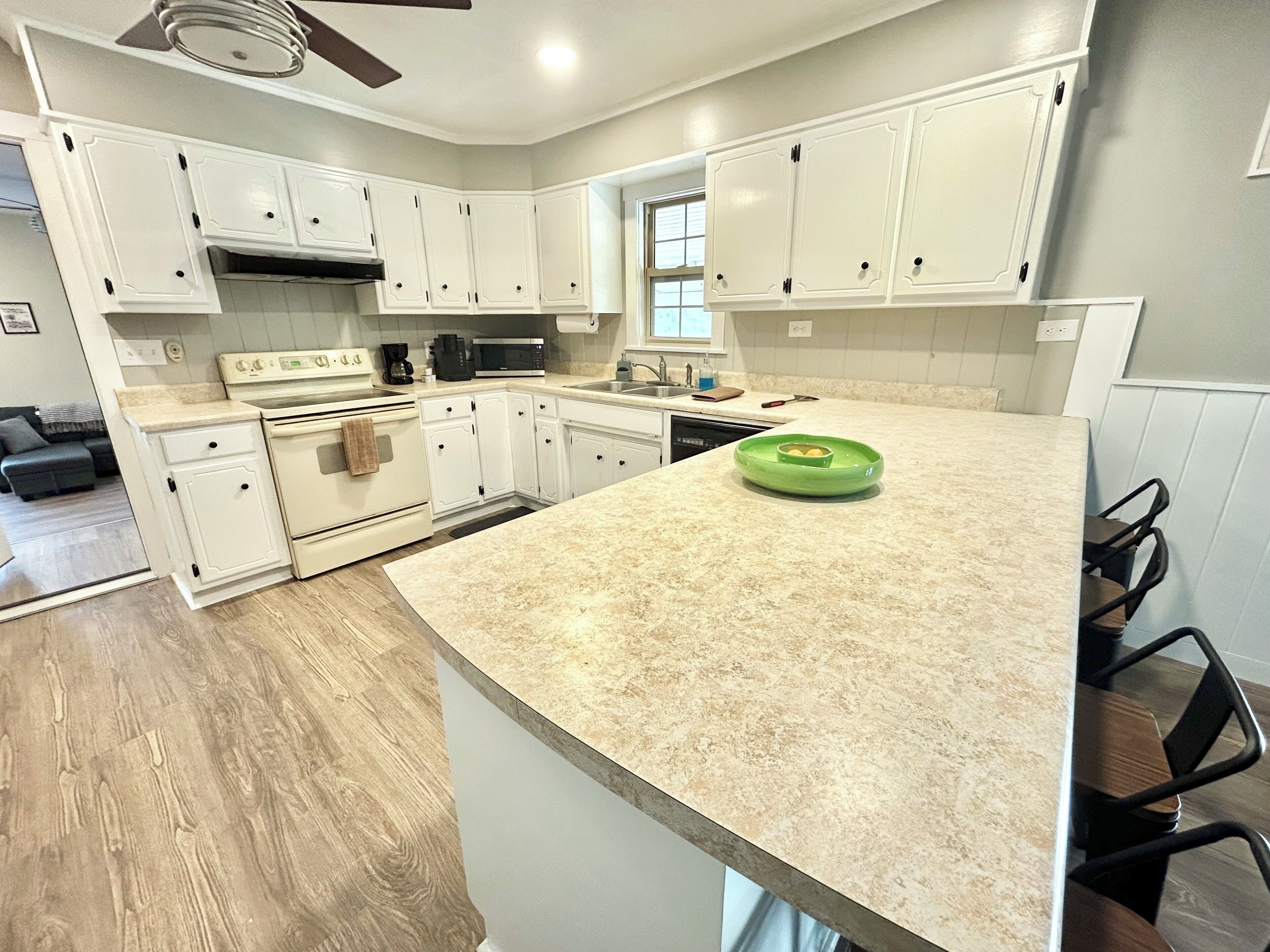 5 Bedroom house directly next door to The Caverns!
