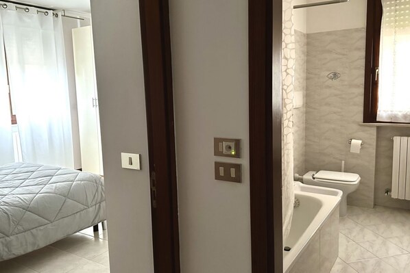 Bidet, towels - SE090 - Marzocca, comfortable three-room apartment 150 meters from the sea (Marzocca)