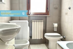 Bidet, towels - SE094 - Marzocca, three-room apartment with beach included (Marzocca)