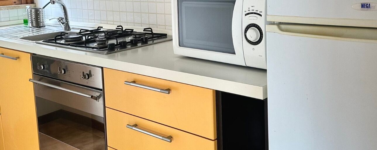 Frigorifero, forno, lavastoviglie, tavolo da pranzo