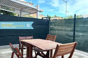 Outdoor dining - SE094 - Marzocca, three-room apartment with beach included (Marzocca)