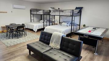 3 間睡房、書桌、熨斗/熨衫板、可攜式嬰兒床