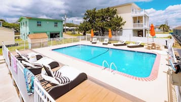 Alberca al aire libre por temporada y sombrillas en la alberca