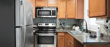 Family Cottage, 3 Bedrooms, Non Smoking, Beachside | Private kitchen | Microwave