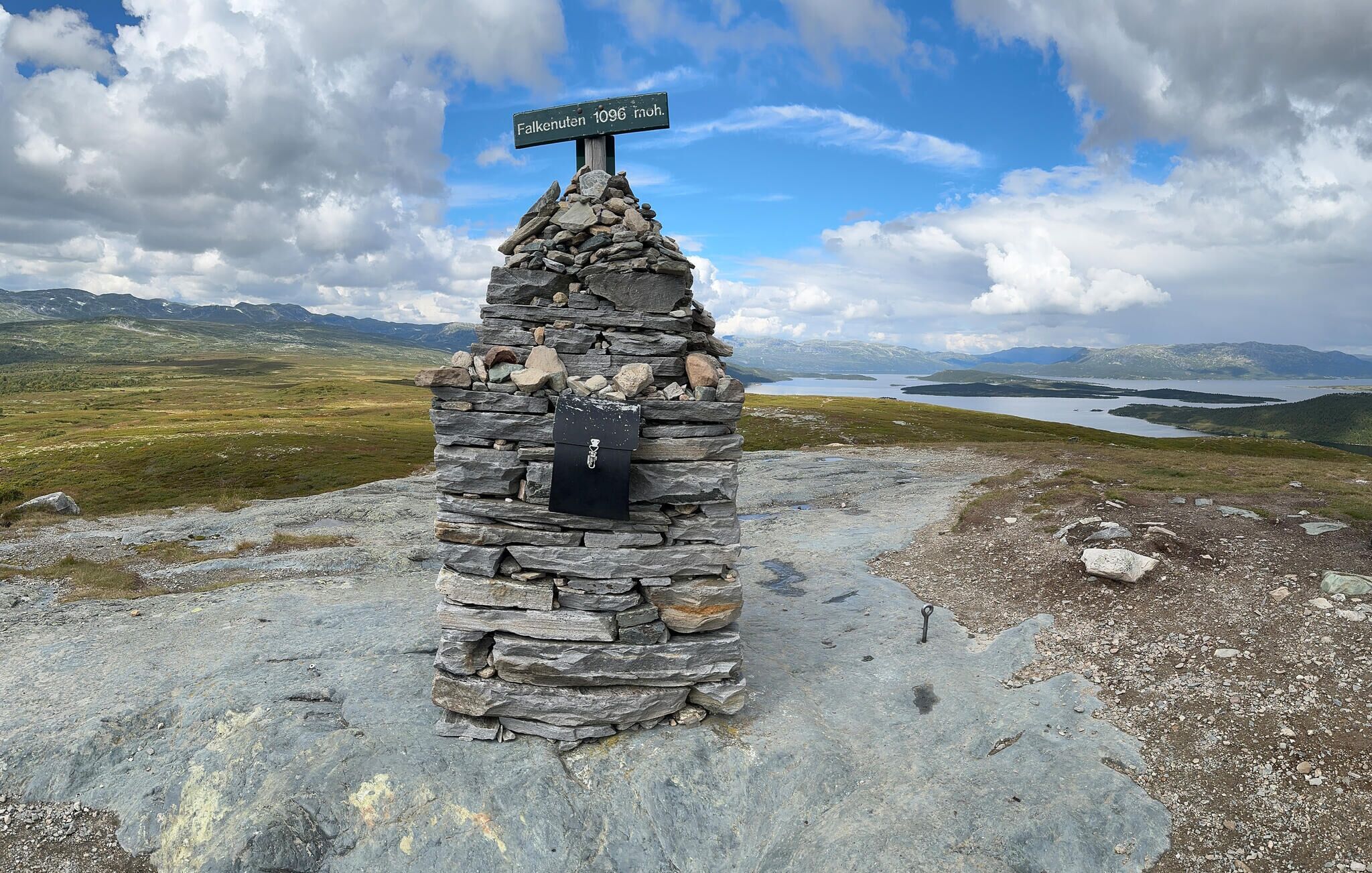 A stone cairn with a sign indicating 'Falkenuten 1096 m.'