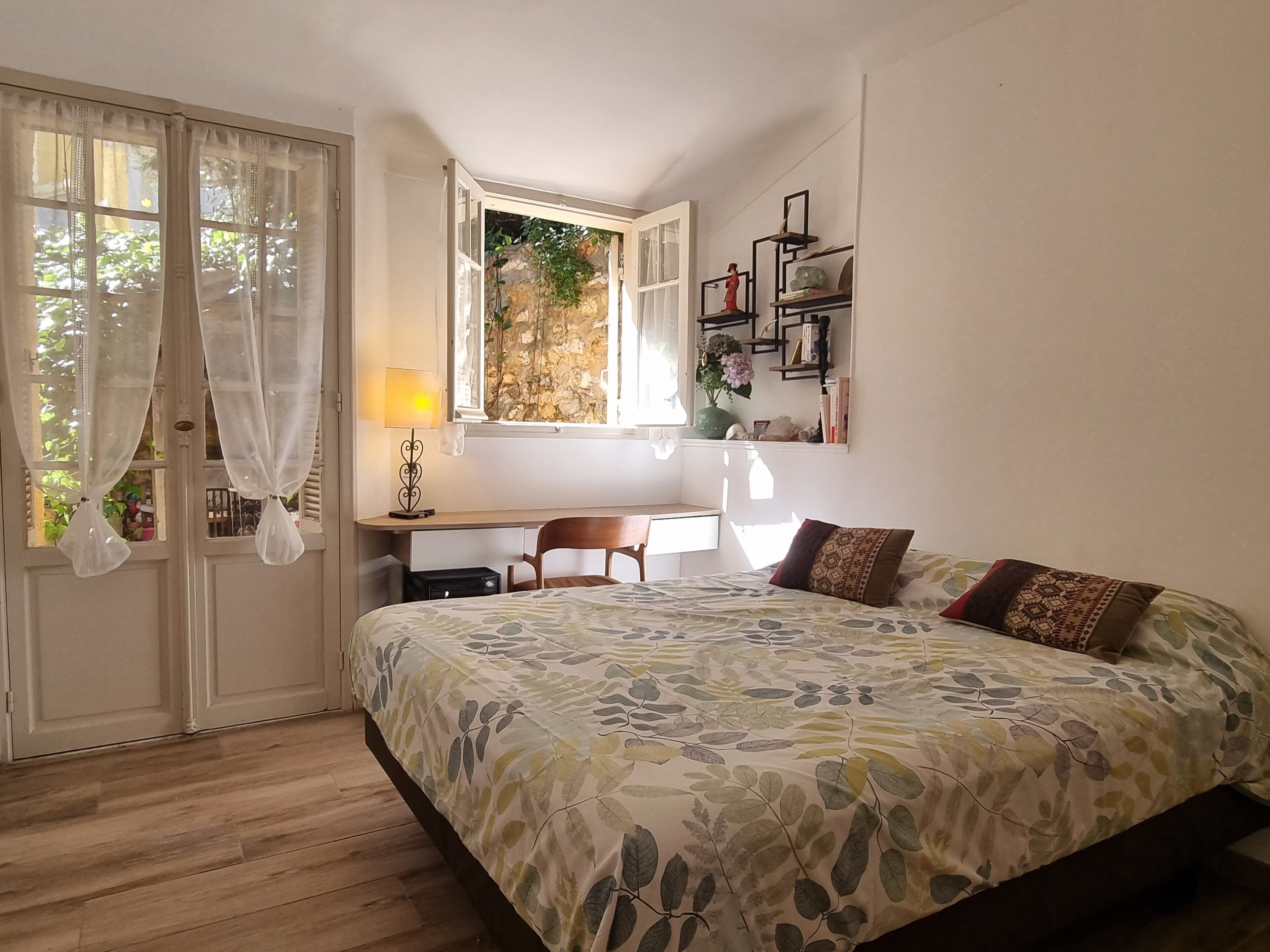 3 slaapkamers, een strijkplank/strijkijzer, gratis wifi, beddengoed
