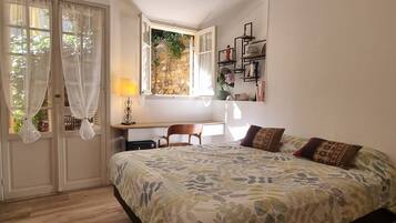 3 slaapkamers, een strijkplank/strijkijzer, gratis wifi, beddengoed