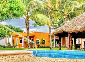 Pool - Casa Leòn. Hermosa villa con alberca privada. PET FRIENDLY!  (Ruiz)