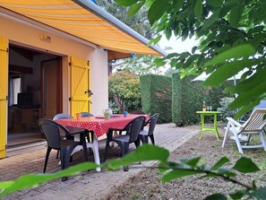 Outdoor dining - 3-room house with swimming pool in Village Océlandes (ST JULIEN EN BORN)