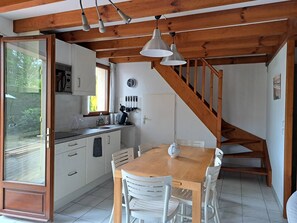Fridge, oven, dishwasher, cookware/dishes/utensils