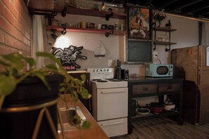 Køleskab, mikrobølgeovn, ovn, kogeplade