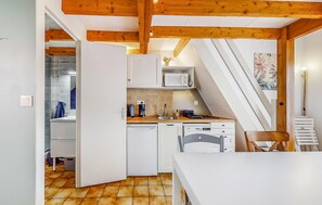 Réfrigérateur, micro-ondes, plaque de cuisson, lave-vaisselle