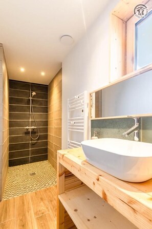 Een douche, een haardroger, handdoeken