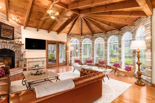 Televisie, een open haard, tafelvoetbal en boeken