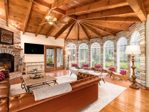 Castle on the Hill | Hocking Hills, Pool Estate