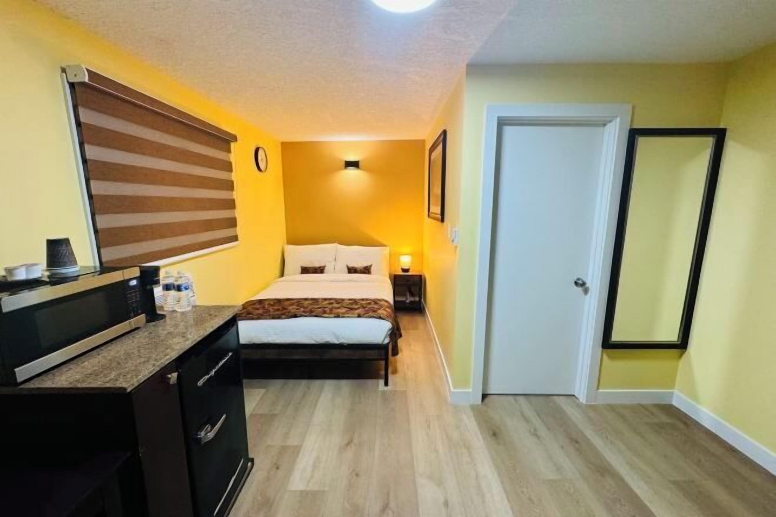 Yksilöllisesti sisustettu, yksilöllisesti kalustettu, pimennysverhot