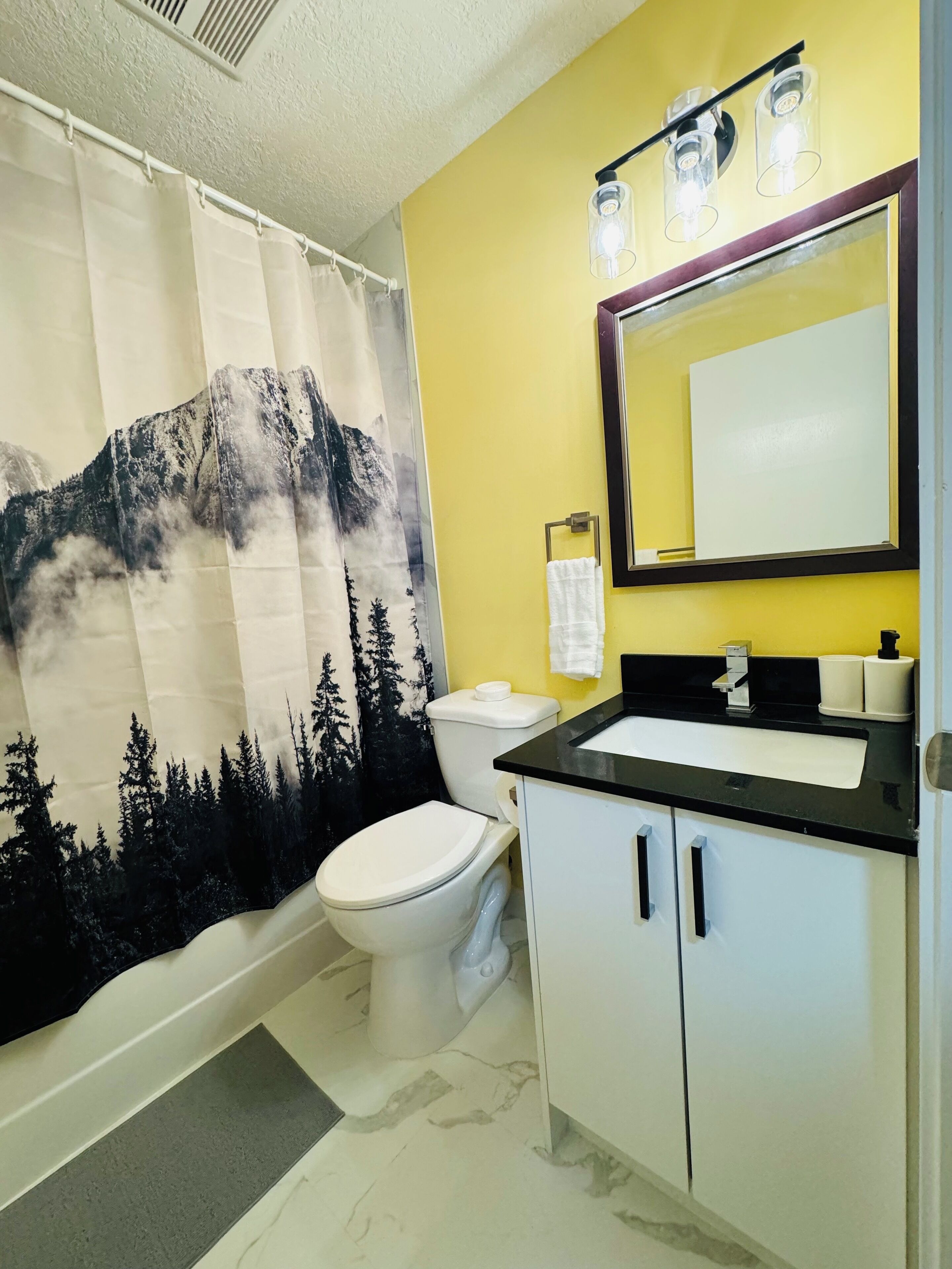 Gabungan pancuran/tab mandi, tuala disediakan, sabun, syampu 