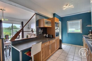 Kylskåp, mikrovågsugn, ugn och spishäll