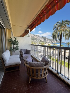 A balcony with a view of a coastal landscape, including a palm tree and a Ferris wheel. - Sea view next to historic center - Amirauté (Menton)