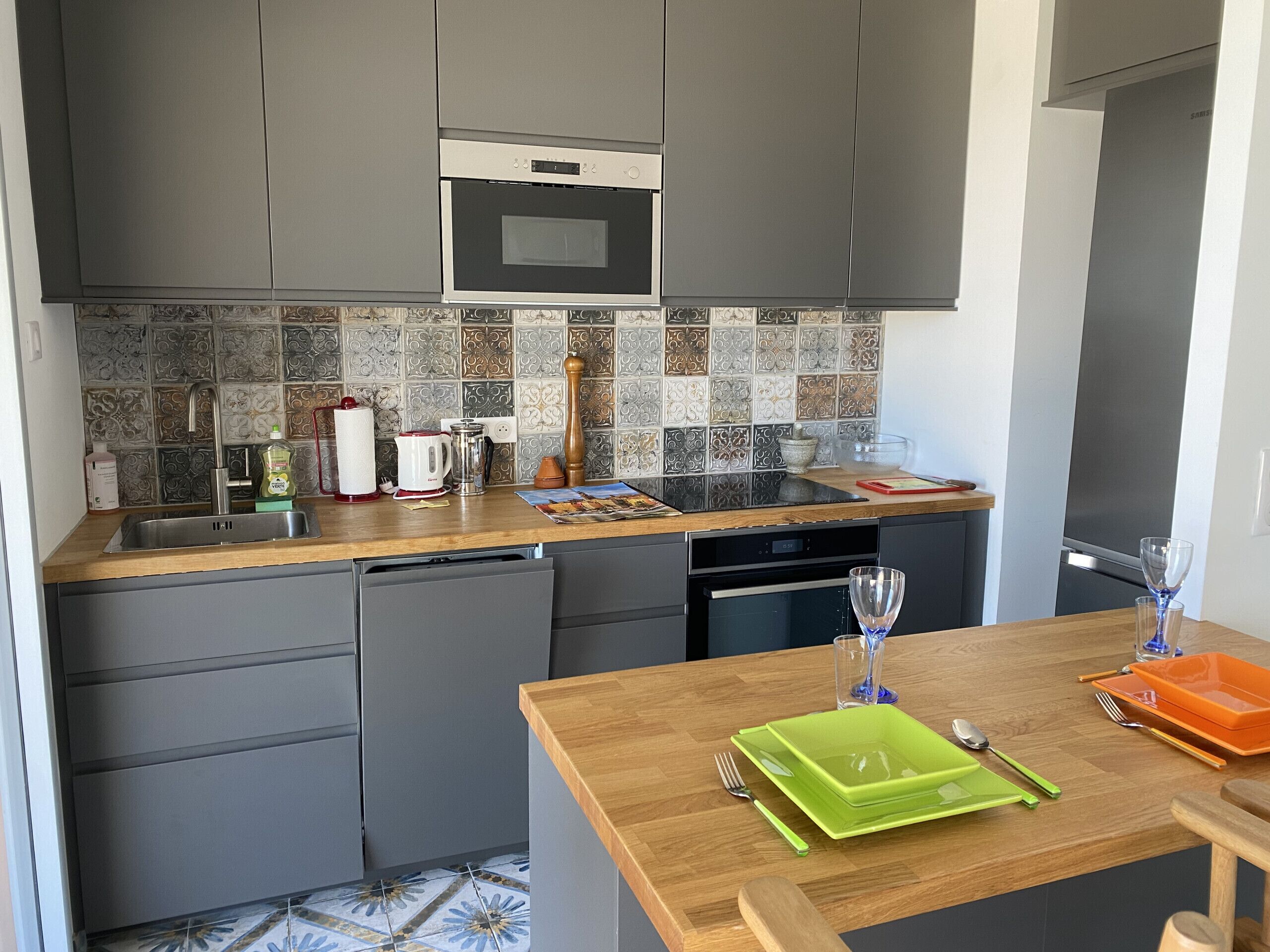 Kühlschrank, Mikrowelle, Ofen, Herdplatte