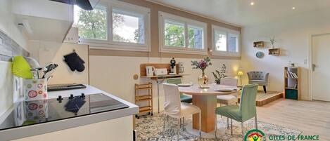 Kylskåp, mikrovågsugn, ugn och spishäll