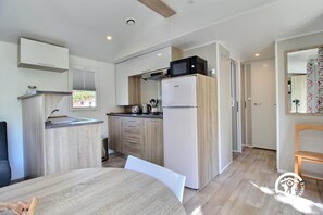 Frigorífico, microondas, placa de cocina y cafetera o tetera
